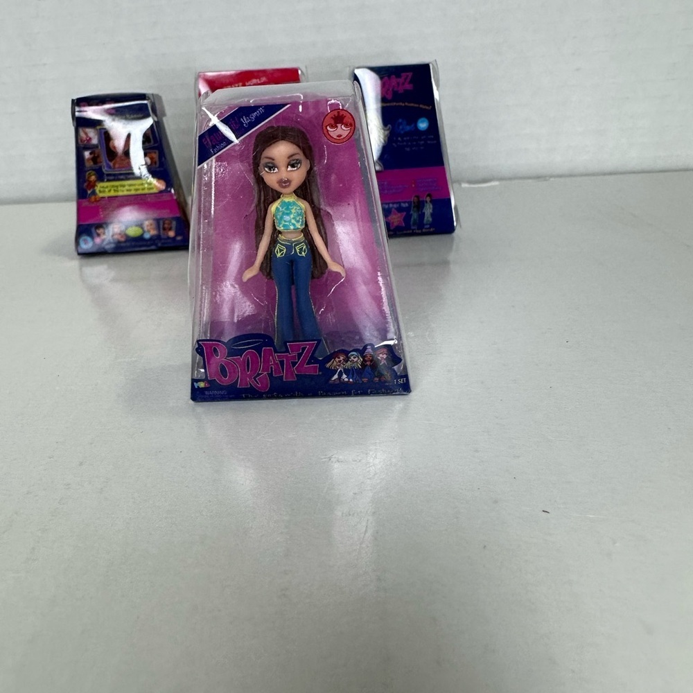 Bratz Mini Dolls  Lot of 4 all sealed mixes series all in great condition - Picture 3 of 10